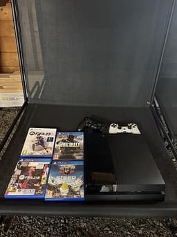 PS4 + 2 Handkontroller