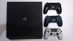 PlayStation 4 Pro med extra handkontroller och spel