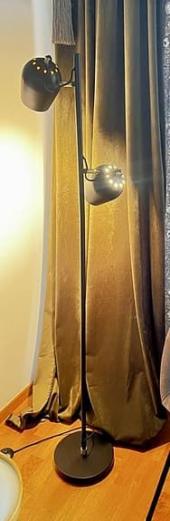 Svart golvlampa med 2 skärmar