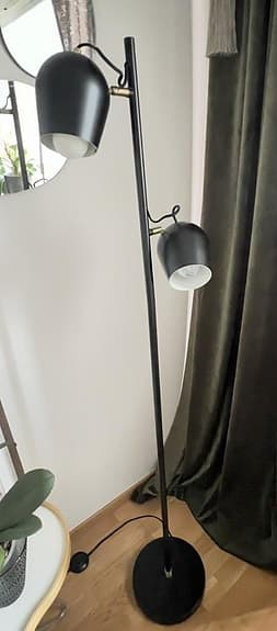 Svart golvlampa med 2 skärmar