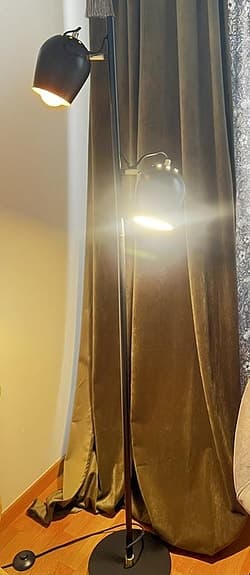 Svart golvlampa med 2 skärmar