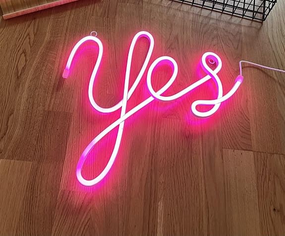 Lampa neonliknande YES Lagerhaus