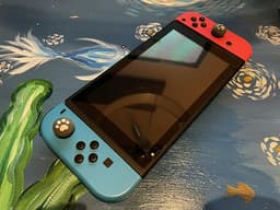 Nintendo Switch med 3 kontrollers och tillbehör