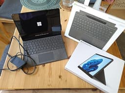 Microsoft Surface Pro 8 med tangentbord och penna