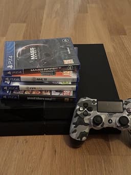 Playstation 4 med handkontroll och spel