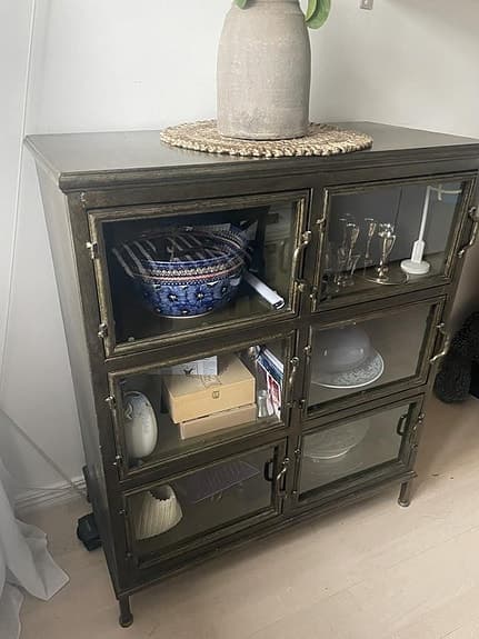 Byrå/ Skåp i metal