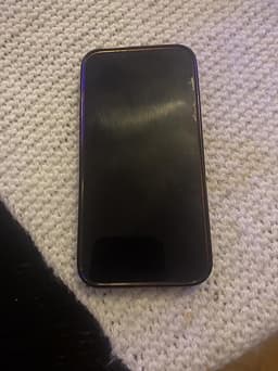 en IPhone 13 och ett Apple skal