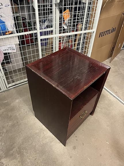 fin röd lackad byrå