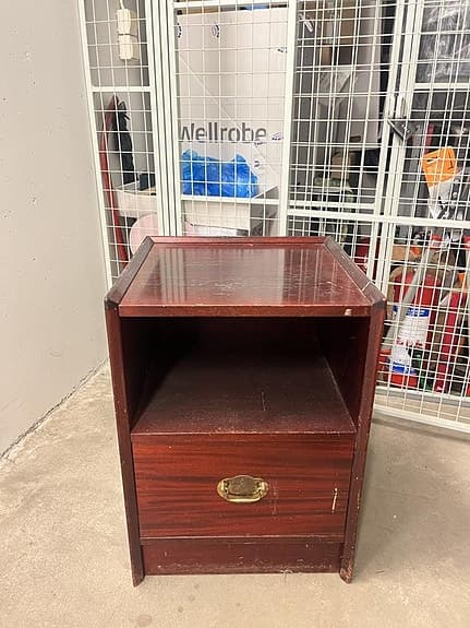 fin röd lackad byrå