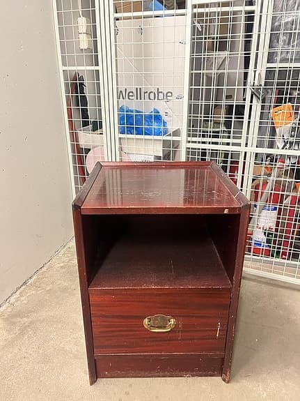 fin röd lackad byrå