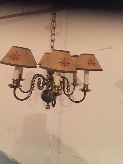 Malmkrona Sexarmad med belysning och handmålade skärmar H