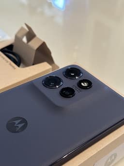 Motorola edge 50 neo + skärmskydd och moto buds hörlurar