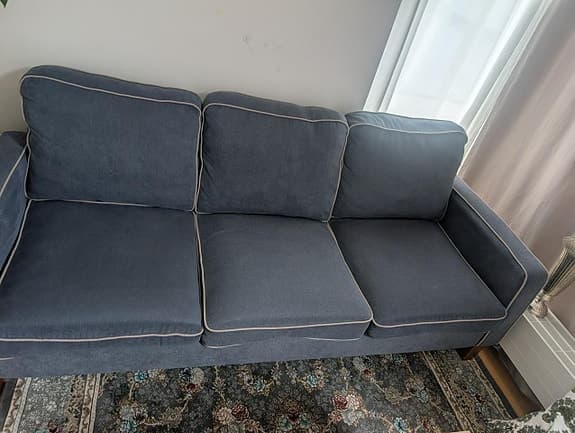 Bowen hörnsoffa i L-form med kontrastkant i blå chenile.