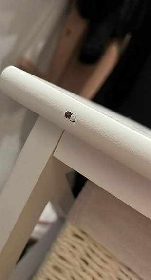 Vit byrå med korgar