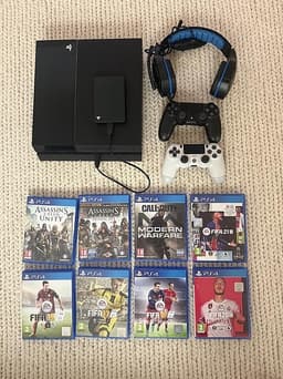 Playstation 4 - 2TB minne, headset & 2 kontroller