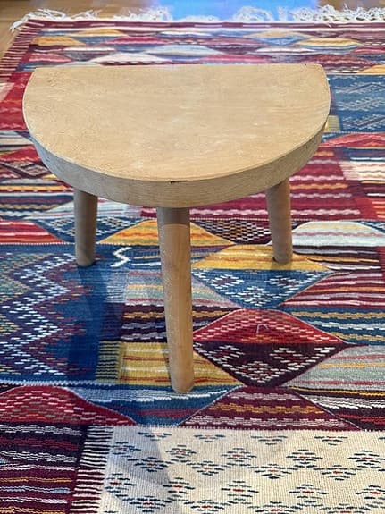 Trebent pall i ljust trä