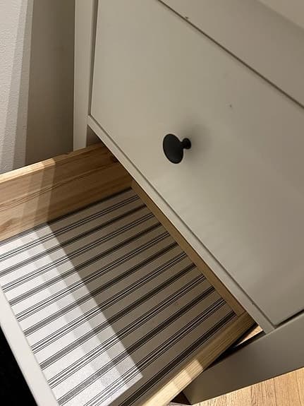 Vit förvaringsbyrå (med gråsvarta knoppar)