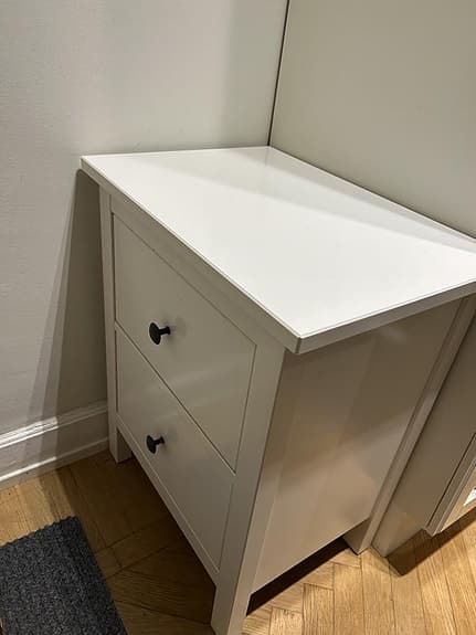 Vit förvaringsbyrå (med gråsvarta knoppar)