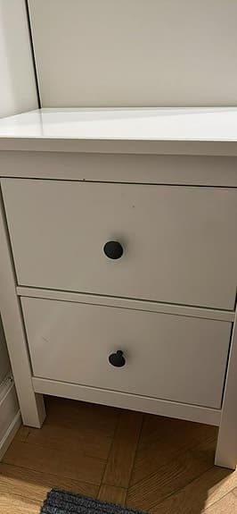 Vit förvaringsbyrå (med gråsvarta knoppar)