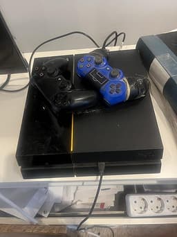 Playstation 4 med 2 handkontroller