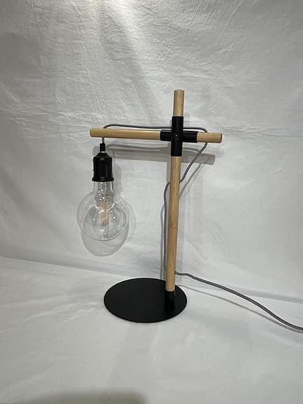 Snygg bordslampa i trä & metall (skandinavisk stil)