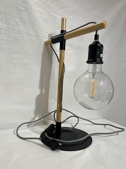 Snygg bordslampa i trä & metall (skandinavisk stil)