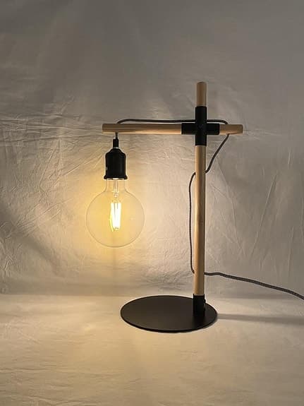 Snygg bordslampa i trä & metall (skandinavisk stil)