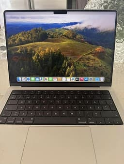 MacBook Pro 14” 2023 med mus och tangentbord
