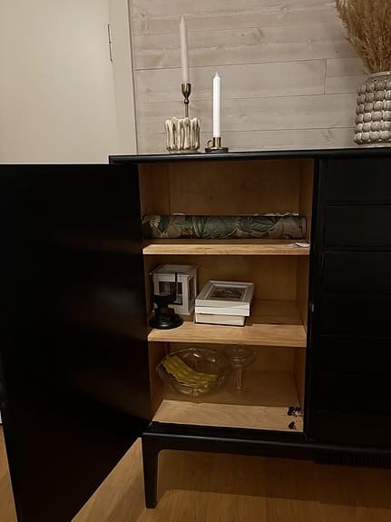 Svart byrå/skänk i retrostil