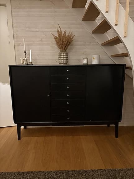 Svart byrå/skänk i retrostil