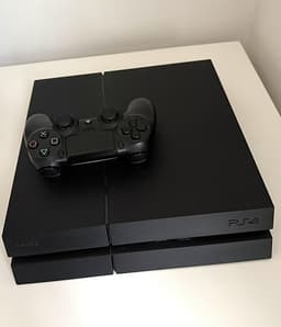 PlayStation 4 med handkontroll – svart