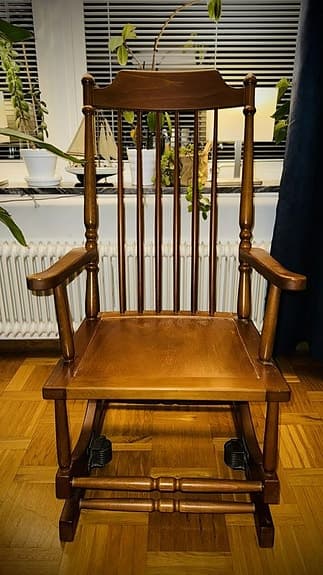 Gungstol i robust trä