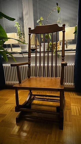 Gungstol i robust trä