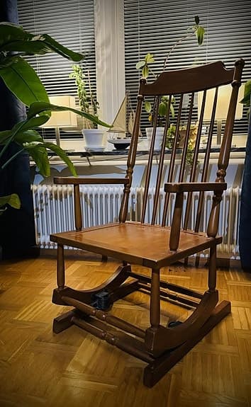 Gungstol i robust trä