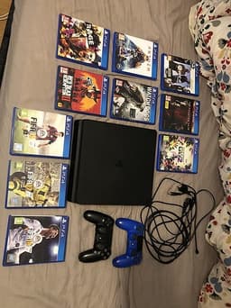 Playstation 4 med 2 kontroller, 10 spel