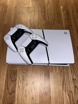 PlayStation 5 Slim Standard Edition konsol (med 2 kontroller