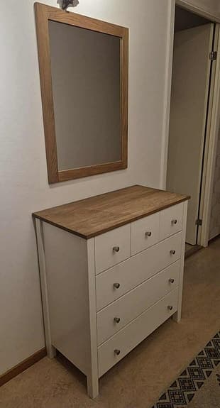 Byrå med spegel