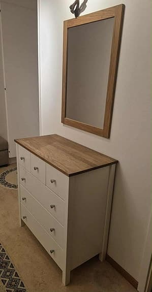 Byrå med spegel