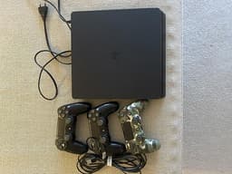 Playstation 4 Slim med tre kontroller