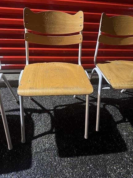 Klassiska stapelbara stolar – retro stil