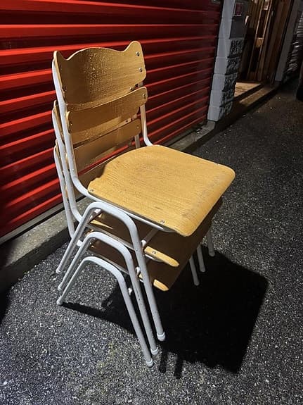 Klassiska stapelbara stolar – retro stil