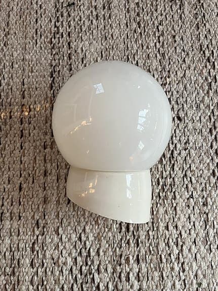 Vintage utomhuslampa i porslin & opalglas – 1950-tal