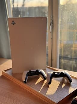 PS5 Digital Edition + 2 kontroller