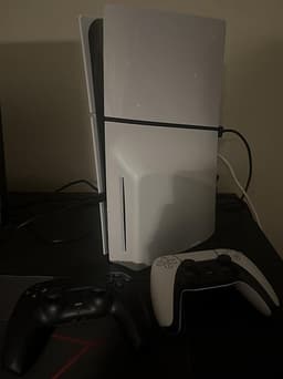 Ps5 slim Konsol, 2 Ps5 kontroller. svart o vit!