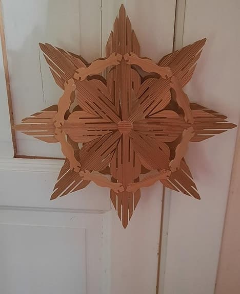 adventsstjärna tillverkad i furuspån 31 cm i diameter
