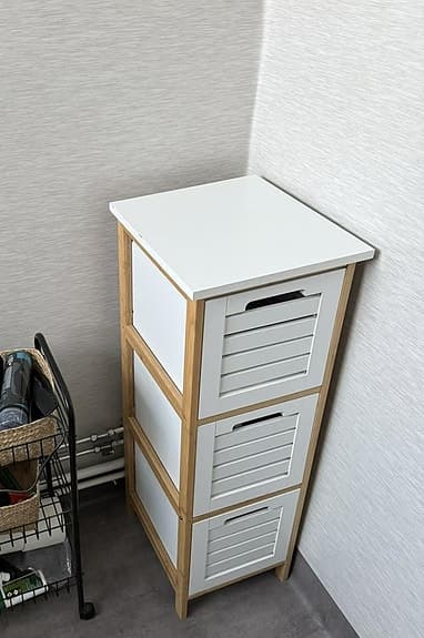 Broby byrå med tre lådor