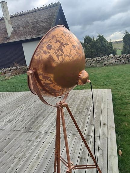 kopparfärgad golv lampa