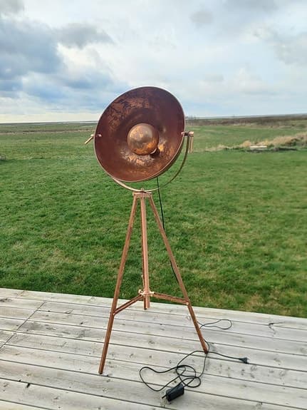 kopparfärgad golv lampa