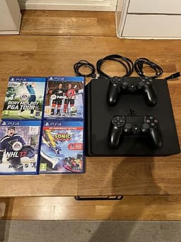 Playstation 4, samt 4 spel och 2 kontroller