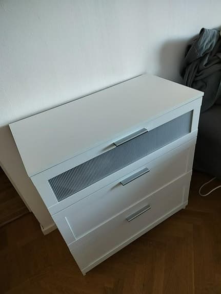 ikea byrå med 3 lådor i bra skick,